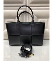 Сумка-тоут Bottega Veneta Arco small черная