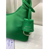 Prada сумка Re-Edition с футляром зеленая 